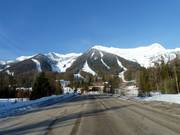 Straße zum Fernie Alpine Resort