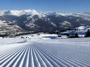 Perfekt präparierte Piste im Skigebiet Obersaxen