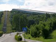 Blick auf die Skihalle von der Straße aus