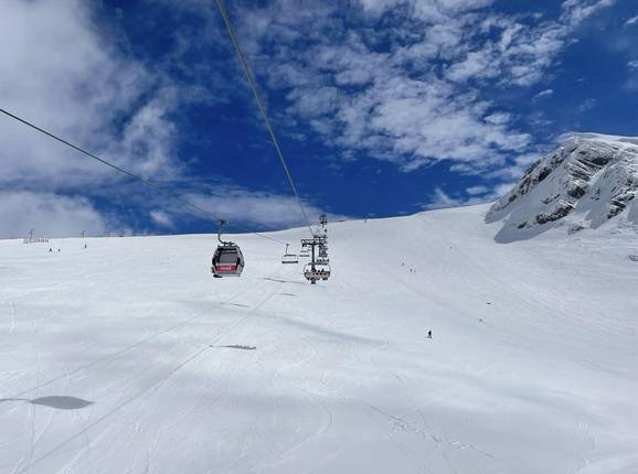 Kombibahn (8er-Gondeln und 6er-Sessel) Bacchus im Skigebiet Mount Parnassos