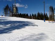 Kinder lieben die Hindernisse auf der Piste