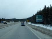 Ausfahrt am Trans Canada Highway zum Skigebiet Lake Louise