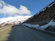 Steile Bergstraße hinauf zum Skigebiet The Remarkables