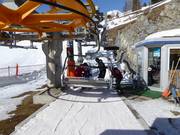 Das freundliche Personal hilft beim Einstieg an der Sesselbahn