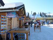 Verschiedene Imbissbuden an der Talstation