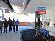 Aufmerksames Personal an der Sesselbahn