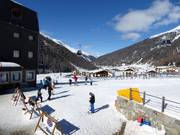 Vom Parkplatz auf den Übungshang