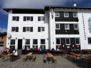 Après-Ski auf der Sonnenterrasse am Feuerkogelhaus