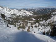 Schwere Abfahrt mit Blick zu Base Area