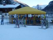 Schirmbar an der Talstation Highlander 1 am Highport Flachauwinkl