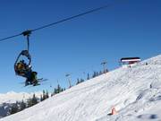 Die beiden Sesselbahnen im Skigebiet Goldeck