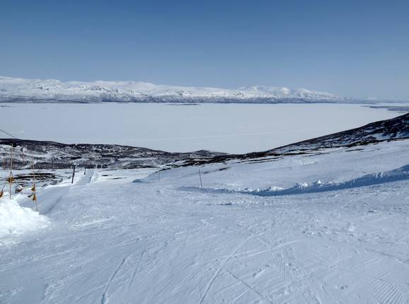 Blick vom Skigebiet auf den Torneträsk-See