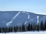 Blick zu den Skipisten am Pláň und Hromovka