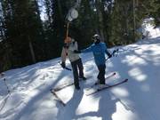 Hilfe beim Einstieg in den Schlepplift