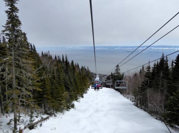 Sesselbahn mit Blick auf den Sankt-Lorenz-Strom im Skigebiet Le Massif