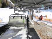 Hilfestellung beim Einstieg an der Sesselbahn