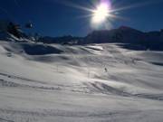 Sonnenskilauf auf breiten Pisten am Wurmkogl