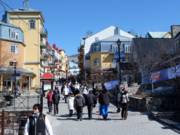 Der nette Ort am Fuße des Berges