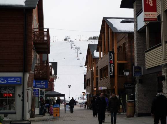 Levikeskus mit Blick auf die Pisten
